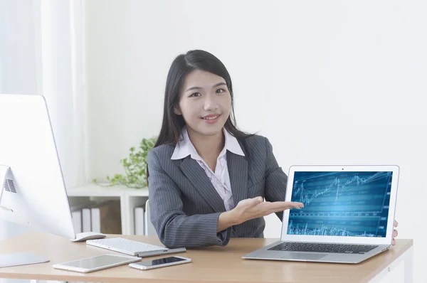Jovem Mulher Asiática Vestindo Terno Apontando Laptop Sorrindo Para Câmera — Fotografia de Stock