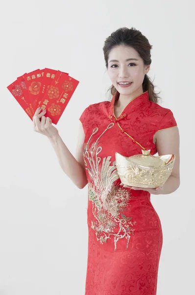 Mladá Čínská Žena Nosí Cheongsam Držení Některé Červené Obálky Zlatých — Stock fotografie