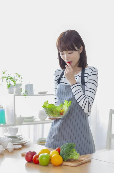 Ung Asiatisk Kvinna Äta Sallad Och Leende — Stockfoto
