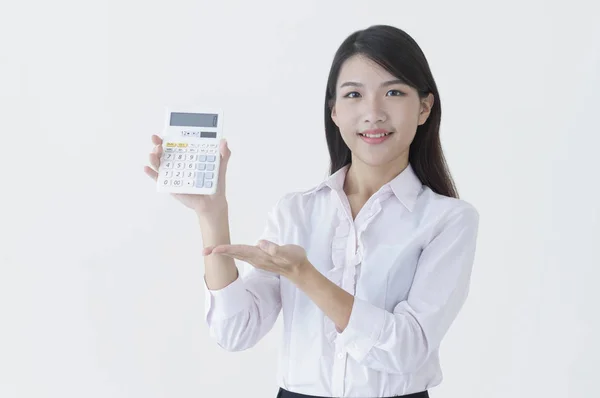 Jovem Mulher Asiática Vestindo Terno Segurando Uma Calculadora Sorrindo Para — Fotografia de Stock
