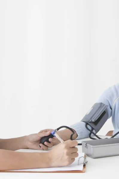 Asiática Anciana Mujer Probando Presión Arterial Por Enfermera — Foto de Stock