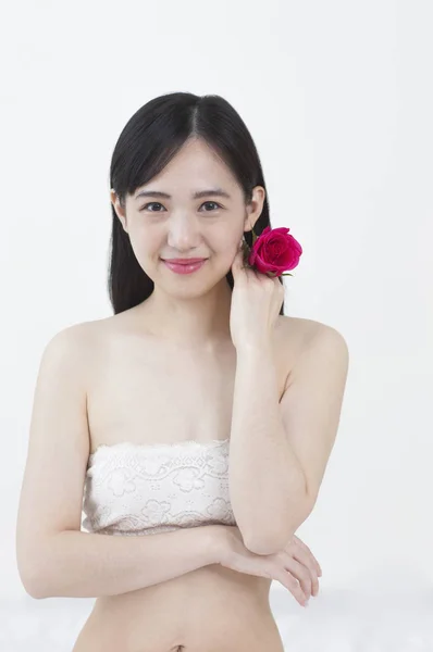 Jeune Femme Asiatique Tenant Une Rose Souriant Caméra — Photo