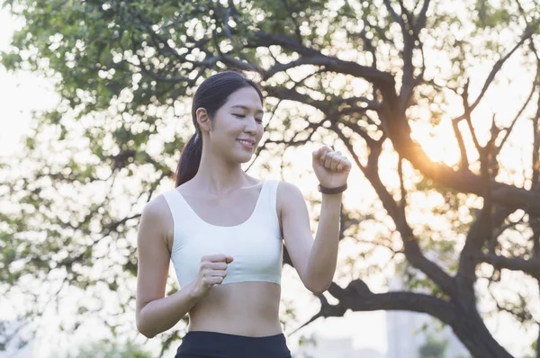 Parkta koşu gülümseyen Genç Asyalı kadın