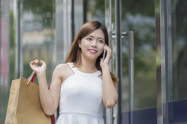 Jovem Mulher Asiática Segurando Saco Compras Falando Telefone — Fotografia de Stock
