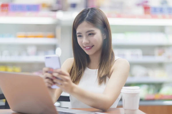 Jovem Mulher Asiática Sorrindo Usando Seu Telefone Celular — Fotografia de Stock