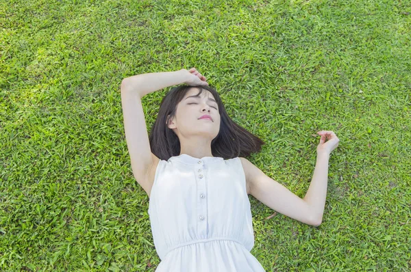 Jovem Mulher Asiática Vestindo Vestido Branco Deitado Grama Tirando Uma — Fotografia de Stock