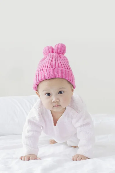 Yatağa Tırmanma Genç Asya Bebek — Stok fotoğraf