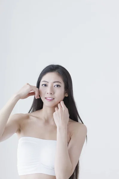 아시아 여자는 그녀의 얼굴에 카메라를 — 스톡 사진