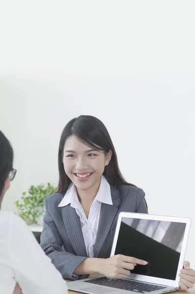 Jovem Mulher Asiática Vestindo Terno Sorrindo Mostrando Tablet Cliente — Fotografia de Stock
