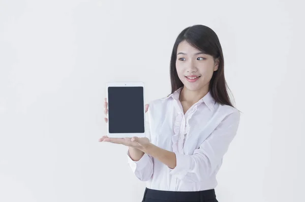 Jovem Mulher Asiática Vestindo Terno Segurando Tablet Sorrindo — Fotografia de Stock