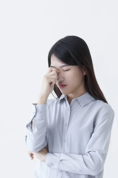 Wanita Muda Asia Mengenakan Jas Tangan Hidungnya Tampak Menyakitkan — Stok Foto