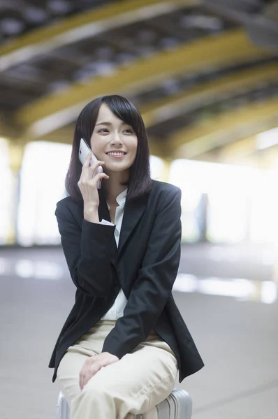 Jeune Femme Asiatique Portant Costume Souriant Parlant Téléphone — Photo