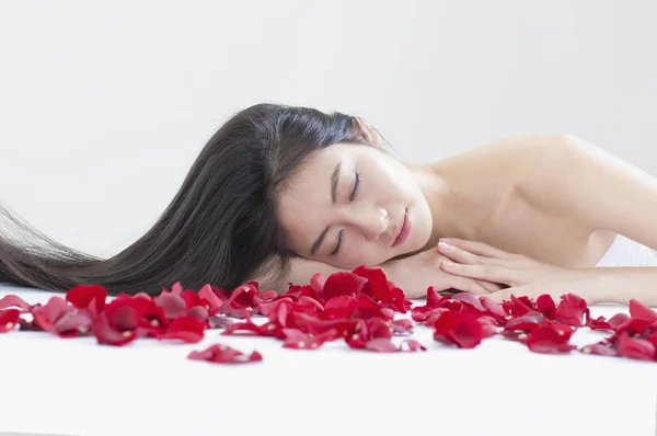 Uma Bela Mulher Asiática Deitada Algumas Rosas — Fotografia de Stock