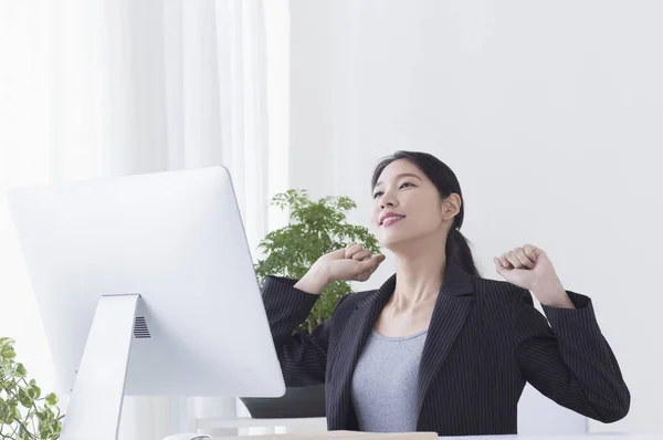 Jeune Femme Asiatique Assise Bureau Étirant Son Corps — Photo