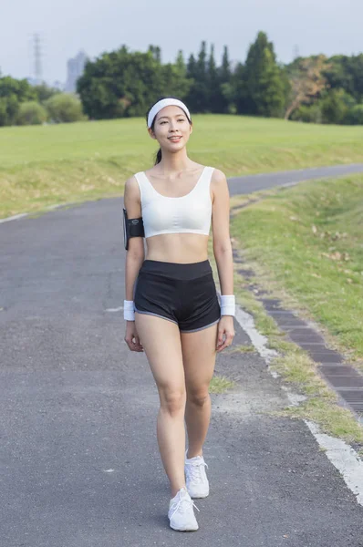 Joven Mujer Asiática Sonriendo Trotando Parque —  Fotos de Stock