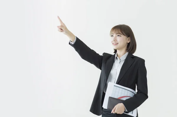 Junge Asiatische Frau Trägt Einen Anzug Und Lächelt Weg — Stockfoto