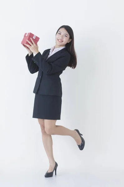 Jovem Mulher Asiática Vestindo Terno Segurando Presente Sorrindo Para Câmera — Fotografia de Stock