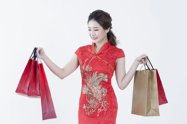 Wanita Muda Cina Mengenakan Cheongsam Memegang Beberapa Hadiah Dan Tersenyum — Stok Foto