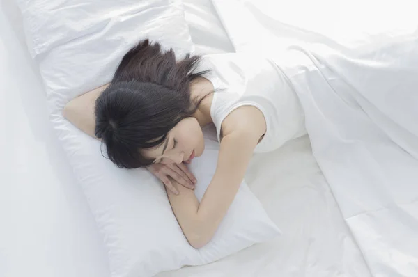 亚洲女性睡觉的顶视图 — 图库照片