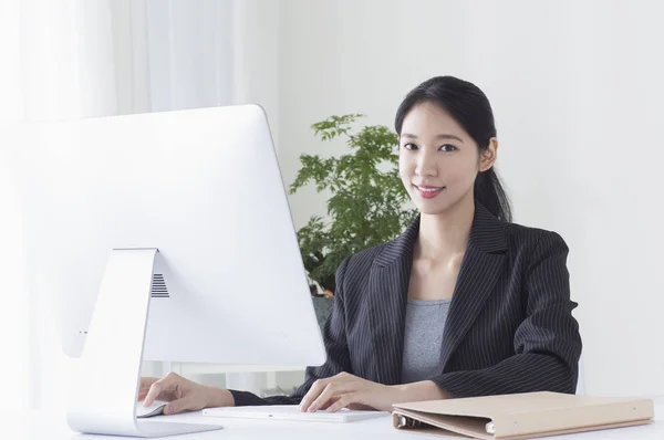 Jovem Mulher Asiática Sentada Mesa Usando Seu Computador Sorrindo Para — Fotografia de Stock