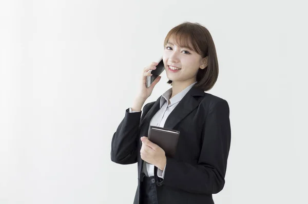 Jovem Mulher Asiática Vestindo Terno Falando Telefone Sorrindo Para Câmera — Fotografia de Stock