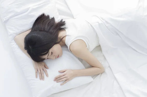 眠っている女性のアジアの女性のトップ ビュー — ストック写真