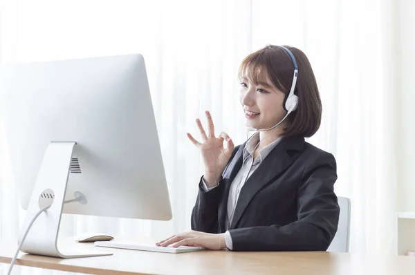 Mujer Asiática Joven Vistiendo Traje Sonriendo Hablando Los Auriculares — Foto de Stock