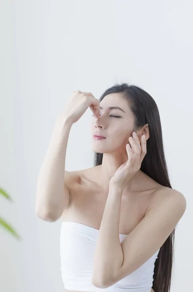 Eine Schöne Asiatische Frau Hand Auf Ihrer Nase — Stockfoto