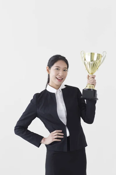 Jovem Mulher Asiática Vestindo Terno Segurando Troféu Sorrindo Para Câmera — Fotografia de Stock