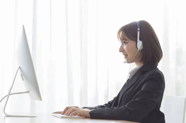 Jovem Mulher Asiática Vestindo Terno Sorrindo Falando Fone Ouvido — Fotografia de Stock