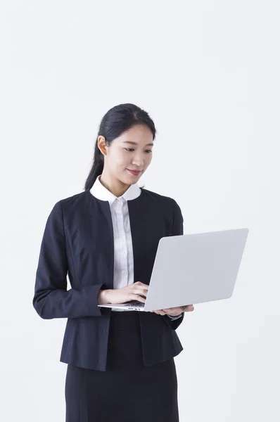 Jovem Mulher Asiática Vestindo Terno Usando Laptop — Fotografia de Stock