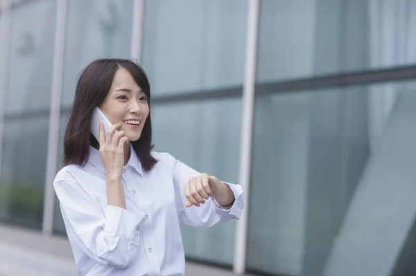 Jeune Femme Asiatique Portant Costume Parlant Téléphone Vérifiant Heure — Photo