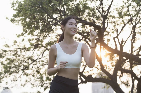 Parkta Koşu Gülümseyen Genç Asyalı Kadın — Stok fotoğraf