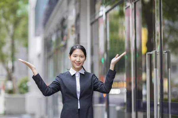 Genç Asyalı Kadın Takım Elbise Eller Yukarı Giyen Kameraya Gülümseyen — Stok fotoğraf