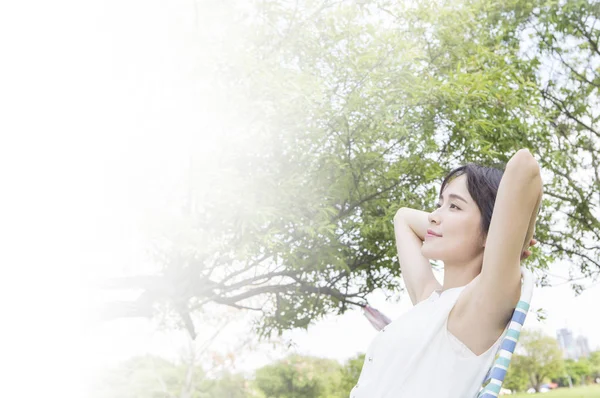 Jovem Ásia Mulher Vestindo Branco Vestido Sentado Banco Ter Sol — Fotografia de Stock