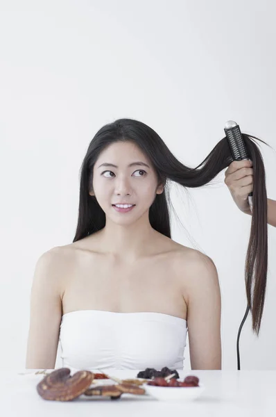 Una Bella Donna Asiatica Con Qualcuno Che Tiene Capelli Sorride — Foto Stock