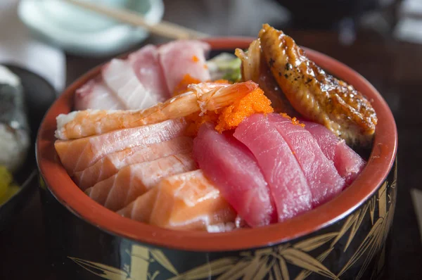 Välsmakande Asiatisk Fisk Och Skaldjur Tallrik Donburi — Stockfoto