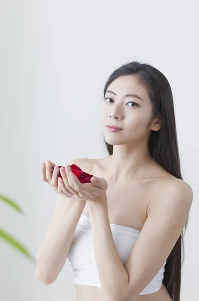 Une Belle Femme Asiatique Tenant Des Roses Souriant Caméra — Photo