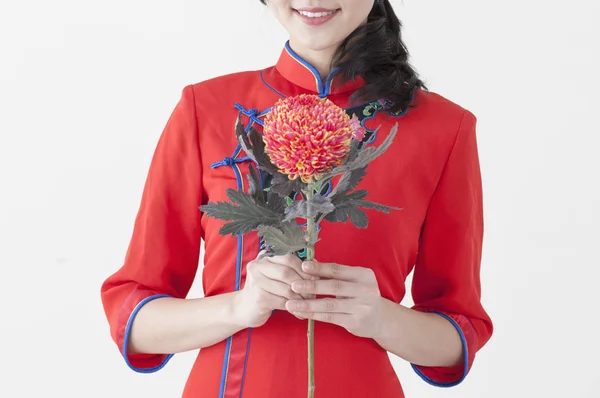 Junge Asiatische Frau Trägt Ein Chinesisches Cheongsam Mit Einer Blume — Stockfoto