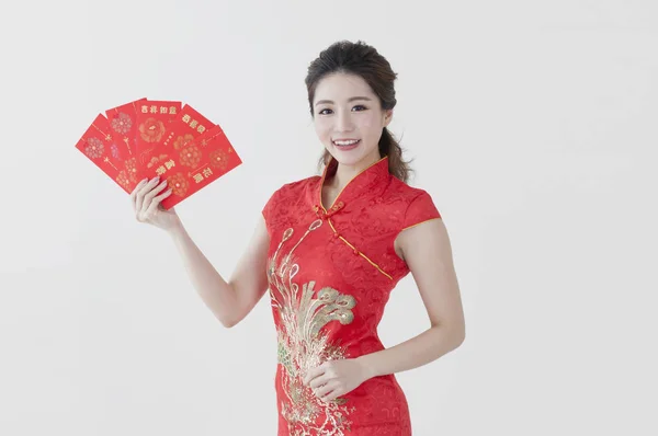 Mladá Čínská Žena Nosí Cheongsam Držení Některé Červené Obálky Usmívá — Stock fotografie
