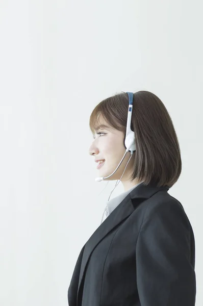 Jovem Mulher Asiática Vestindo Terno Sorrindo Falando Fone Ouvido — Fotografia de Stock