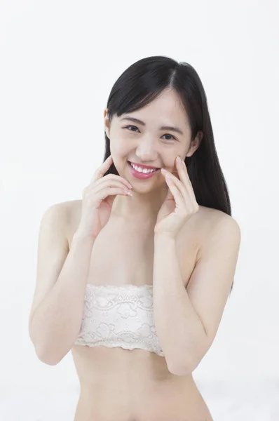 Jovem Mulher Asiática Mãos Seu Rosto Sorrindo Para Câmera — Fotografia de Stock