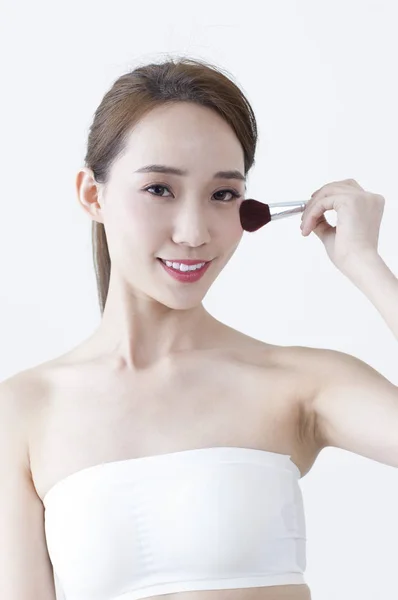 Joven Mujer Asiática Sonriendo Poniendo Maquillaje —  Fotos de Stock