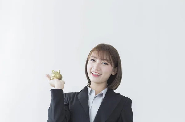 Jovem Mulher Asiática Vestindo Terno Segurando Porquinho Ouro Sorrindo Para — Fotografia de Stock