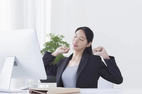 Jeune Femme Asiatique Assise Bureau Étirant Son Corps — Photo