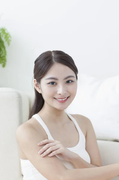 Joven Asiática Manos Sus Brazos Sonriendo Cámara — Foto de Stock