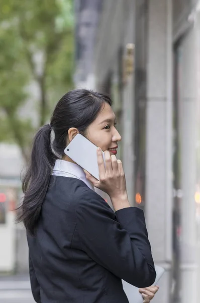 Jovem Mulher Asiática Vestindo Terno Falando Telefone Sorrindo Olhando Para — Fotografia de Stock