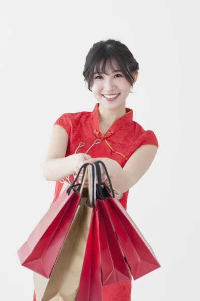 Joven Mujer China Con Cheongsam Dando Regalos Sonriendo Cámara —  Fotos de Stock