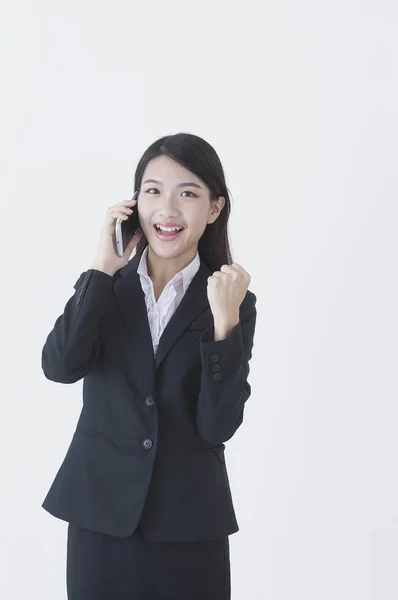 Jovem Mulher Asiática Vestindo Terno Falando Telefone Sorrindo Para Câmera — Fotografia de Stock