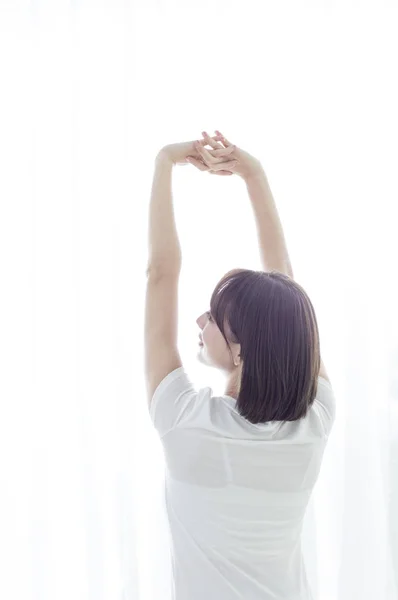 Jeune Femme Asiatique Mains Air Étirant Son Corps — Photo